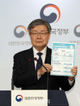 [포토]이재갑 고용부 장관 정부의 최저임금 결정체계 개편안은