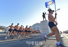 얼음장 같은 겨울바다에 풍덩…해군 해난구조대 혹한기 훈련