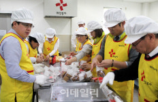 [포토] 사랑의 빵 나누기 봉사 참여하는 강남구의원