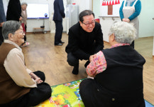 [포토]복지시설 방문해 노인들과 인사하는 조광한 남양주시장