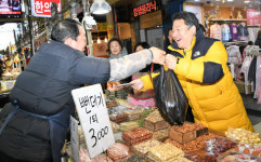 [포토]구리전통시장에서 직접 장보는 안승남 구리시장