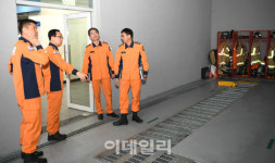 [포토]출동장비 살펴보는 정문호 소방청장