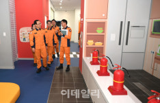 [포토]소방안전체험관 살펴보는 정문호 청장