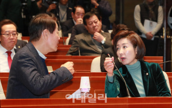 [포토]자유한국당 의원총회, '심각하게 대화하는 나경원-한선교'