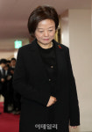 [포토]검은 옷 입고 국무회의 참석하는 진선미 여성가족부 장관