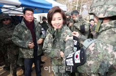 [포토]방한피복 입는 나경원 원내대표