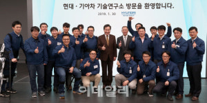 [포토]이낙연-정의선, 현대·기아자동차 기술연구소 직원들과 함께