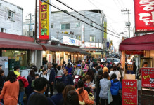 수원통닭거리 ‘북적’…1000만 영화, 골목상권 살렸다