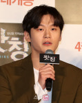 [포토]인사말하는 배우 이학주