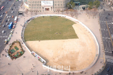 [포토]봄맞이 새잔디 까는 서울광장