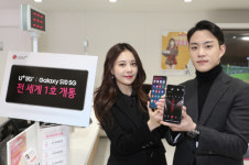 LG유플러스, 세계 최초 5G 상용화..1호 고객 탄생