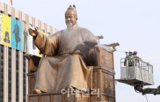 [포토]봄맞이 광화문 세종대왕 동상 세척
