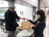 신한銀 구내식당의 변신..출근 땐 간식가게, 퇴근 땐 반찬가게