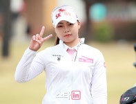 [포토] 김지영 무빙데이 타수 줄이고 옵니다