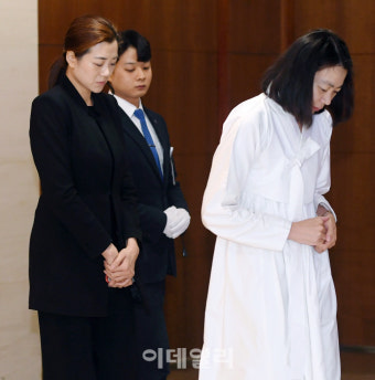 [포토]아버지 영정사진 따르는 조현아-조현민