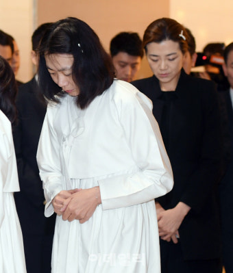 [포토]두 손 모으고 아버지 따르는 조현아-조현민