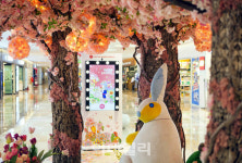 [포토] 롯데월드몰 봄맞이 새단장 제임스 진 협업