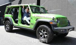 [포토]‘올 뉴 랭글러’ 매력에 빠진 배우 데이비드 맥기니스