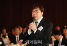 [포토]황교안 당대표에게 질의하는 신율 교수
