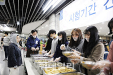 [포토] 이성기 코리아텍 총장, 중간고사기간 간식 제공