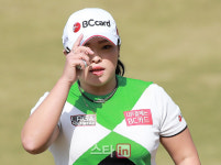 [포토] 장하나 첫 홀 아쉽지만 파로 마무리해요