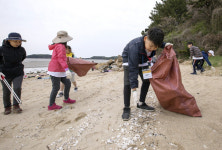 [포토] 해안가 청소하는 어린이들