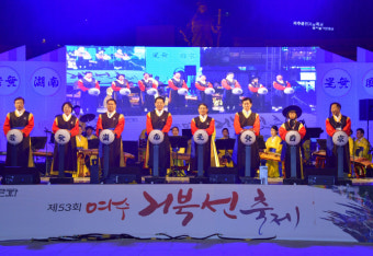 화창한 어린이날 연휴 첫날..전국 관광지·축제장은 '북적'