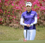 [포토] 장타자 김민선 '장갑을 고쳐 쓰고'