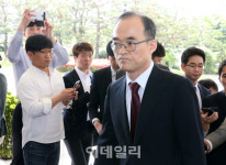 [포토]굳은표정으로 출근하는 문무일 총장