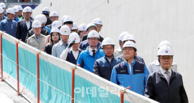 [포토]개포시영아파트 주택 재건축 건설현장 둘러보는 이재갑 장관과 건설사 CEO들