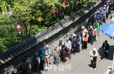 [포토]어버이날, 무료급식 기다리는 어르신들