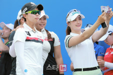 [포토] 최혜진 '사진은 박결 우승 축하는 김효주 김지영'