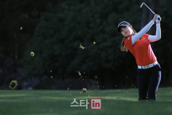 [포토] 국대 김재희 '디봇과 함께 날리는 아이언샷'