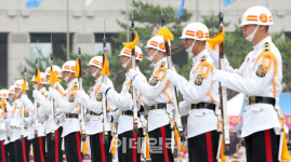 [포토]해병대 의장대, 칼같은 오와열
