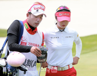 [포토] 국대 김재희 '캐디 김승준의 도움을 받는다'