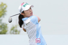 [포토] 김수지 '날아가라 페어웨이로'