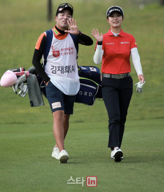 [포토] 국대 김재희 '캐디 김승준과 함께 인사'
