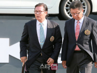 [포토] 시상식장에 들어서는 대한골프협회 허광수 회장