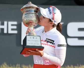[포토] 이다연 '한국여자오픈골프선수권 우승 순회배에 짜릿한 키스'