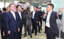 文대통령, 제조업 부흥 비전 선포…세계 4대 제조강국 도약 강조