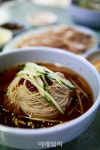 [강경록의 미식로드] 새콤한 막국수, 따끈한 돌쌈밥…부여를 맛보다