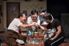 망원동 옥탑방에 모인 네 남자 희망을 전한다