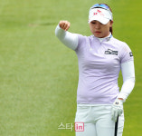 [포토] 김지영 잔디를 이용해 바람을 읽는다