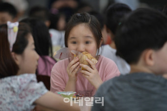 [포토]학교비정규 총파업, 대체 급식은 '빵'