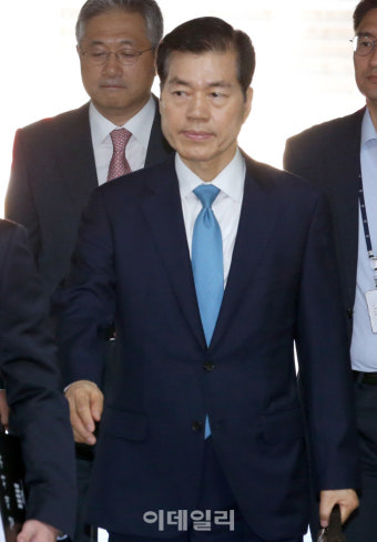 [포토]굳은 표정으로 법정향하는 김태한 삼성바이오 대표