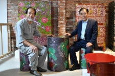 [포토]정수화 명장과 포천 브랜드 개발 논의하는 박윤국 포천시장