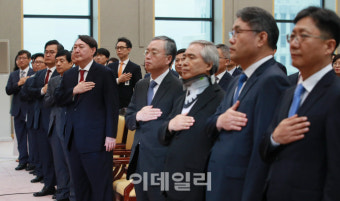 [포토]제43대 검찰총장 취임식, '국민의례하는 윤석열 검찰총장'