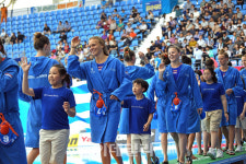 [포토]선수들과 함께 하이파이브를 하는 광주지역 수영꿈나무