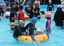 [포토]워터파크가 된 성북초등학교 운동장