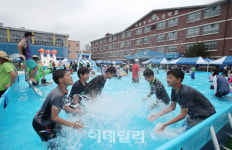 [포토]학교에서 물놀이 즐기니 더 즐거워요!